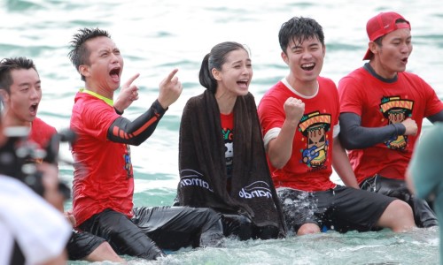 新浪娱乐讯 一直彼此比拼竞争的奔跑团将首度齐心合力在济州岛与韩国的“跑男团”展开撕名牌大战,而这一战是万众粉丝日夜期盼的。