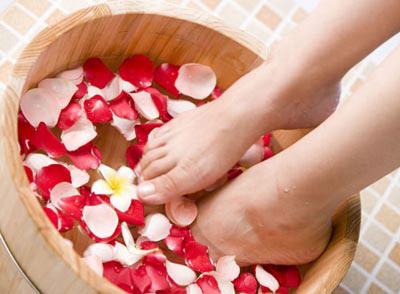 女性手脚易冰凉 秋冬热水泡脚好处多|手脚|热水
