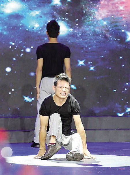 今年9月27日，谭望明和汤中伟正在央视舞台上表演原创舞蹈《站立》。资料图片
