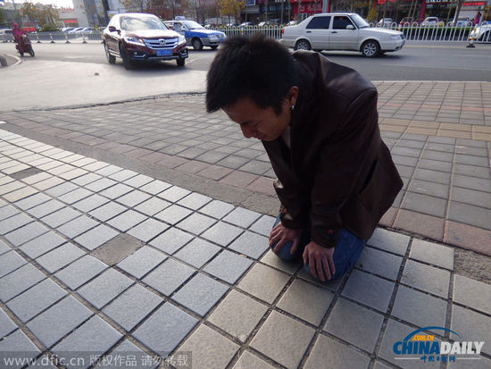 四川小伙在山东跪求女友回心转意 坚持30余天
