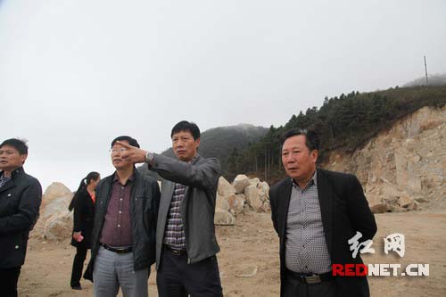 赵湘明[右二]在望云山调研风力发电、滑雪场布局情况。