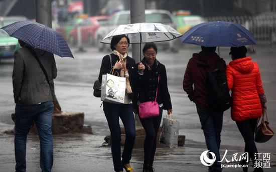 立冬当天,南昌降雨降温,怕冷的市民穿着羽绒服出行。