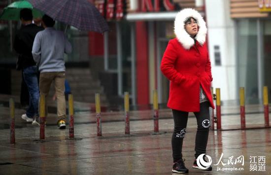 降雨给南昌带来低温,人们感受到冬天来临的步伐。