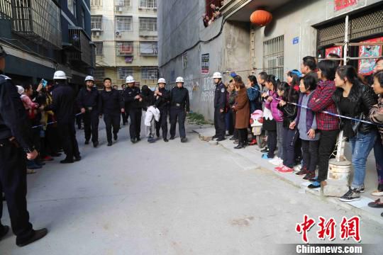 罪嫌疑人劉某指認(rèn)現(xiàn)場(chǎng) 王芳 攝
