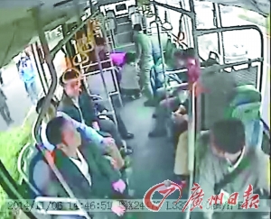 孕妇路边产子 公交飙车救人