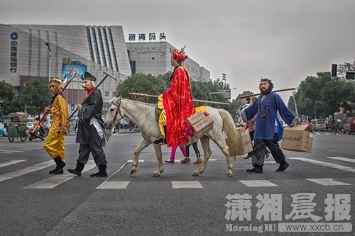 “师徒四人”穿过马路 引起路人好奇围观 图/潇湘晨报记者 张迪