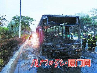 大火被扑灭,车已面目全非。