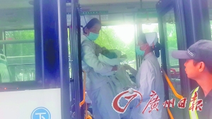 孕妇路边产子 公交飙车救人