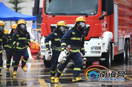 海南消防在海口上邦百汇城上演疏散逃生演练