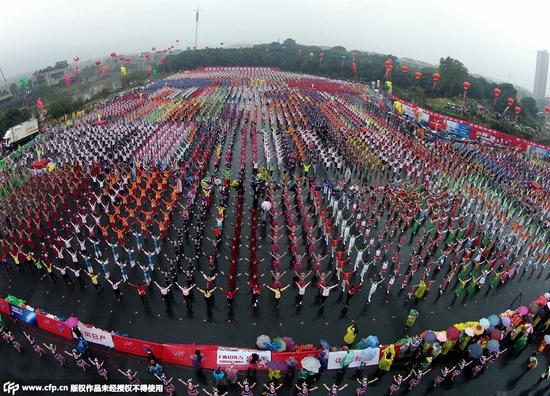 25703人大跳广场舞 创造新的吉尼斯纪录|吉尼