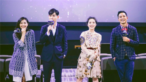 新浪娱乐讯 《单身男女2》即将于“光棍节”公映。9日,导演杜琪峰、监制及编剧韦家辉携主演在香港首映礼中集体亮相,此前决定暂别娱乐圈的吴彦祖这一次也回归。
