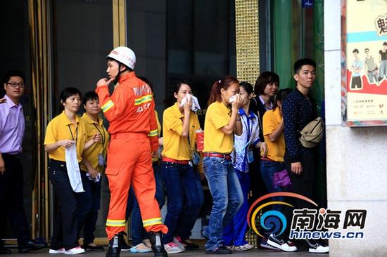 海南消防在海口上邦百汇城上演疏散逃生演练