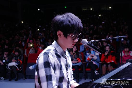 汪苏泷教唱《小星星》 与歌迷零距离互动|汪苏