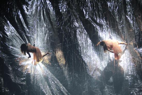 雷凌携手百老汇“极限震撼” 登陆重庆