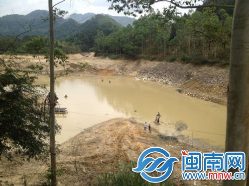 昨日,仍有好几位村民在现场捕鱼