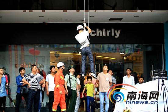 海南消防在海口上邦百汇城上演疏散逃生演练