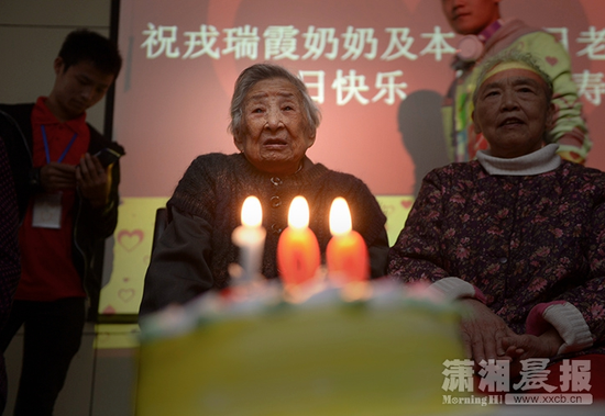 11月9日，雨花区社会福利中心，戎瑞霞老人迎来百岁生日，福利中心的工作人员和义工为老人举办生日宴会。