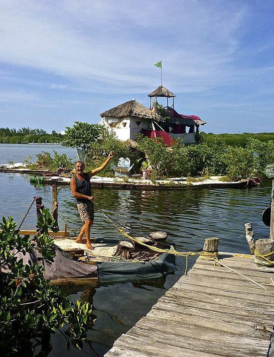 英国男子用15万塑料瓶建漂浮岛 美女相伴与世