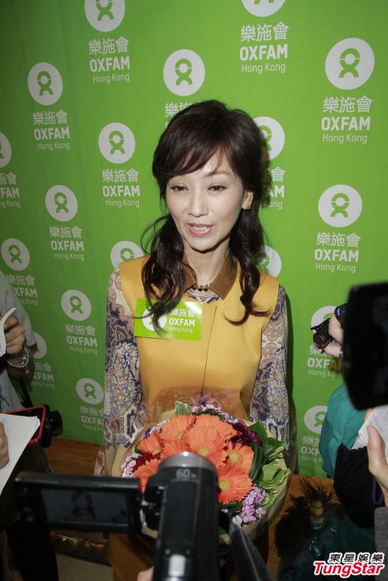 胡杏儿赵雅芝同台做慈善 力挺郑嘉颖无恙