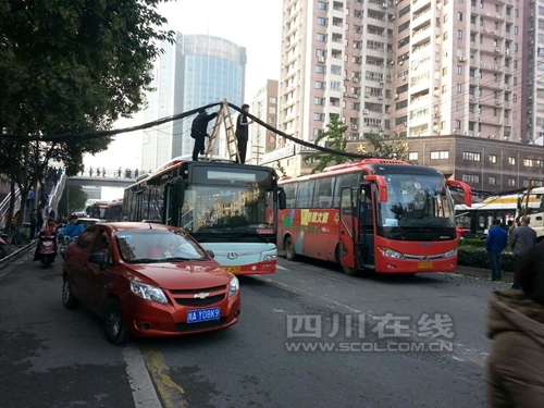 早高峰电缆线掉落 成都科华路一线交通中断