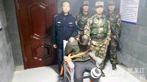 男子闹市欲持刀伤人被特警6秒制服