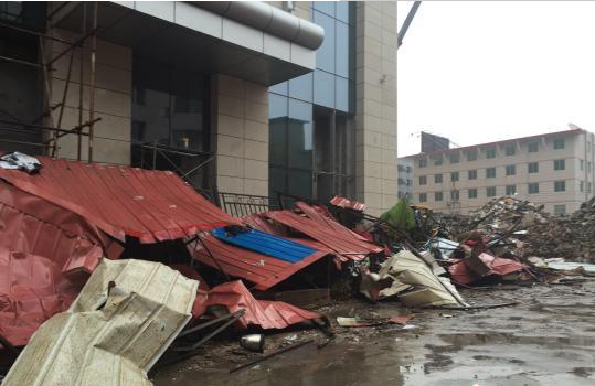 呼和浩特市新城区锡林南路建筑设计院51号院内被毁的车棚