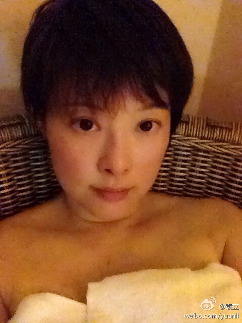 出浴美人！袁立裹浴巾自拍轻咬嘴唇显性感