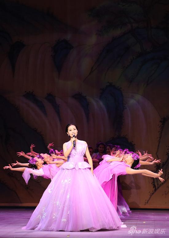 雷佳亮相APEC文艺晚会 唱响最中国的声音|雷佳|APEC|板蓝花儿开_新浪娱乐_新浪网