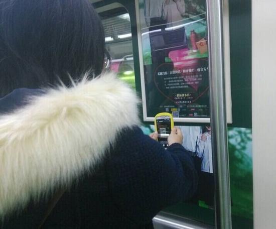图网友在地铁上扫二维码