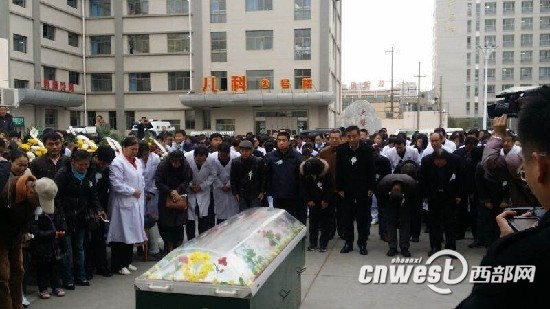 11月9日早上，江蘇援陜西榆林醫(yī)療隊隊長史明，倒在靖邊縣人民醫(yī)院宿舍的衛(wèi)生間里。