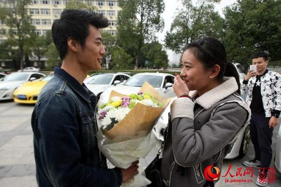 “光棍节”这天，南昌航空大学的一名男生向暗恋两年的师妹求爱。