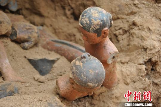 7号壁龛陶俑出土现场. 陕西省考古研究院 摄
