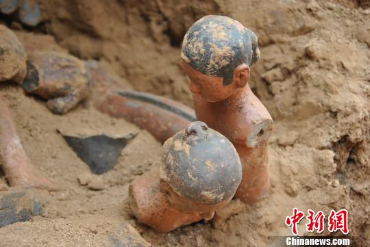 7號(hào)壁龕陶俑出土現(xiàn)場(chǎng). 陜西省考古研究院 攝
