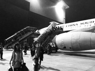 珠海飞北京客机遭鸟击起火备降广州 乘客称捡