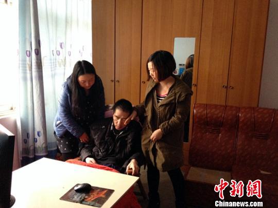 王艳(右)与妹妹李莹照料父亲 姚祯发 摄