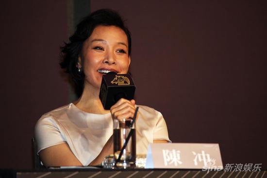 金马奖评审团亮相 陈冲否认与巩俐有心结