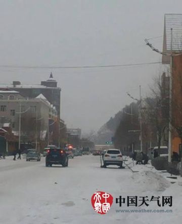 11日上午，黑龙江加格达奇的街道上被厚厚的积雪覆盖，车辆行驶缓慢。（图\刘妍）