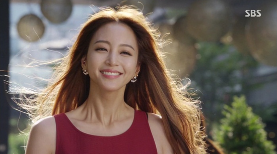 《<em>美女的</em>诞生》韩艺瑟妆容大探秘 引爆YSL彩