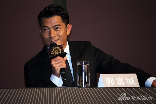 金马奖评审团亮相 陈冲否认与巩俐有心结