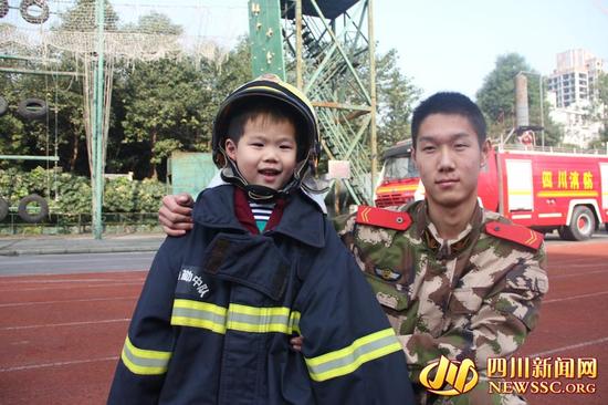 遂宁幼儿园小朋友穿消防战斗服 演绎萌娃消防