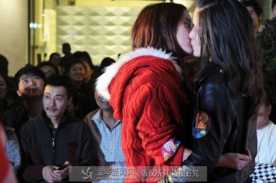 义乌商家举行接吻大赛 夫妇接吻60分钟35秒赢冠军