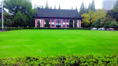 学随园校区,古朴典雅的随园大草坪。 刘丹妮 摄