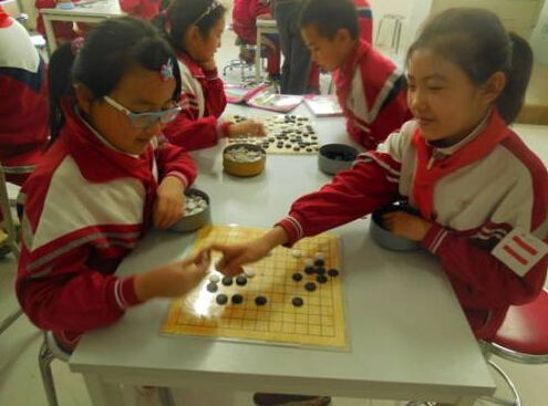 孩子们在学校少年宫下围棋
