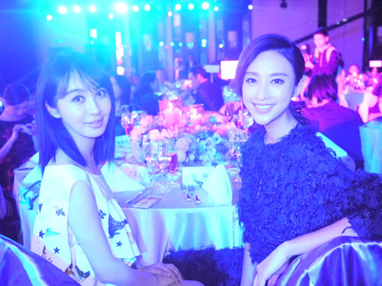 李菲儿与张俪合影