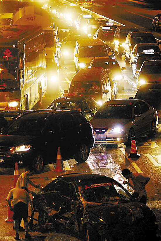 “改装跑车”猛撞两车后撞飞护栏险夺一命(资料图片) 宋金峪 摄