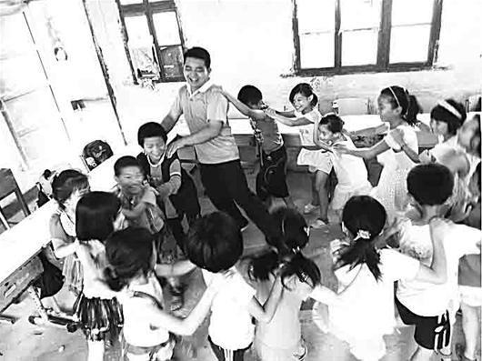 大学生一天打6份工资助41名贫困生 月花200元