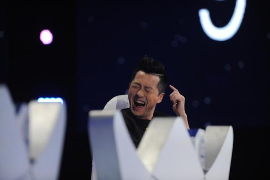 李健抢李宇春饭碗 胡夏现身正在听