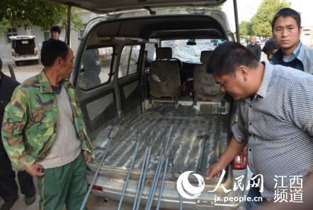 行凶者仓皇逃离现场留下的作案车辆和鱼叉。