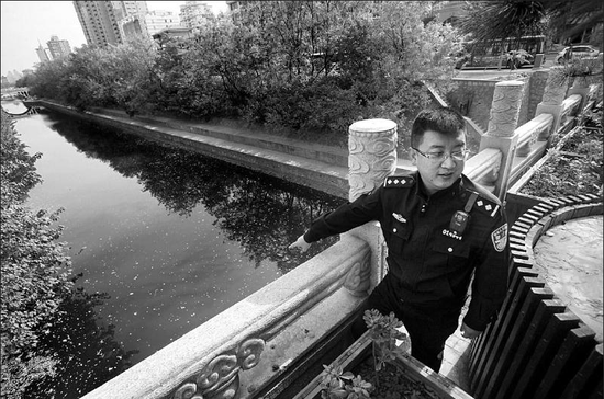 女子跳護城河