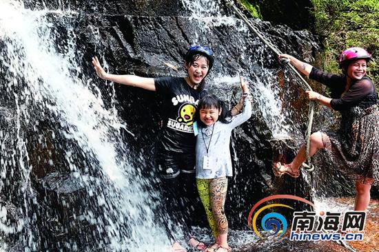游客畅游亚龙湾热带天堂。本报记者武威摄